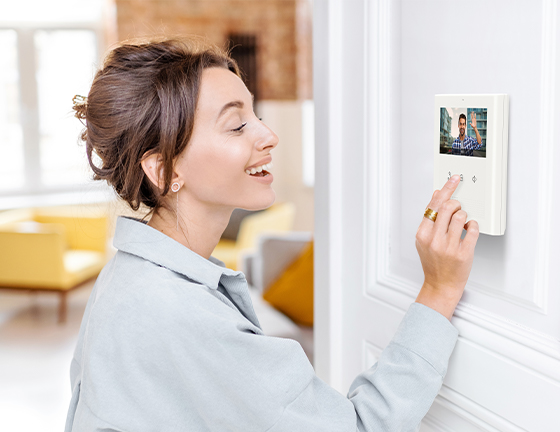 2N.9138511 2N, Clip, video intercom binnenpost met 4,3 inch kleurenscherm met een resolutie van 480x272 en 3 capacitieve knoppen. Geïntegreerde 2W luidspreker, PoE en bel input.
